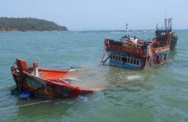 Quảng Bình: Sóng đánh chìm thuyền nan, hai ngư dân mất tích - Ảnh 1.