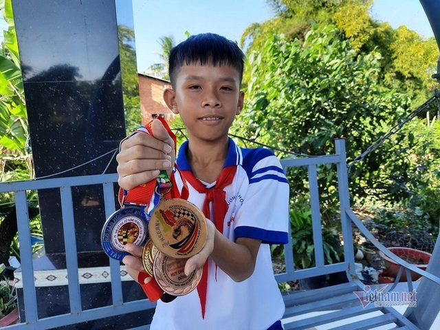 Bé trai 10 tuổi trở thành đại biểu nhỏ tuổi nhất tham dự Đại hội thi đua yêu nước lần thứ X - Ảnh 3.