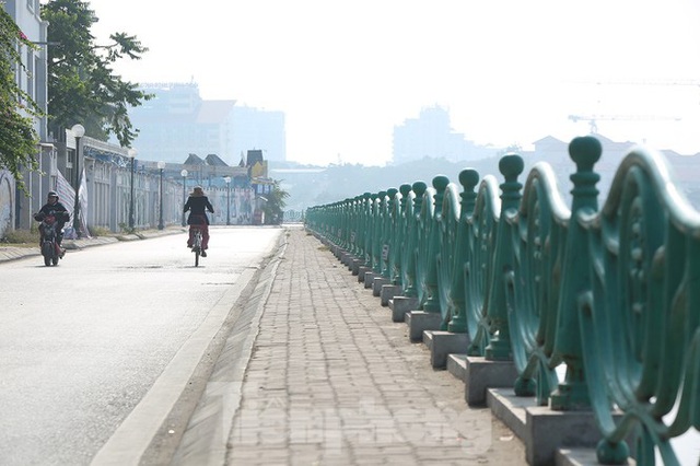 Rét đầu đông, dân Hà Nội kín mít đi làm, Hồ Tây vắng bóng người qua lại - Ảnh 10.