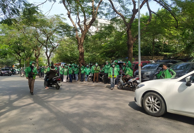 Hà Nội: Hàng trăm tài xế GrabBike tiếp tục tắt ứng dụng, tụ tập trước trụ sở - Ảnh 2.