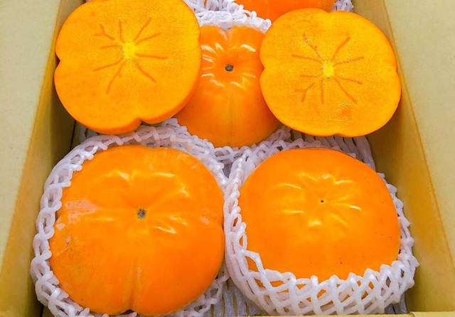 Hồng Nhật khổng lồ thơm mùi sữa, 1 triệu đồng/quả vẫn cháy hàng - Ảnh 2.