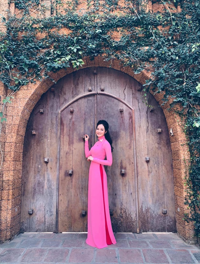 Á hậu Thụy Vân khoe trọn vóc dáng gợi cảm mà nữ tính trong tà áo dài của NTK Vũ Thu Trang - Ảnh 19.