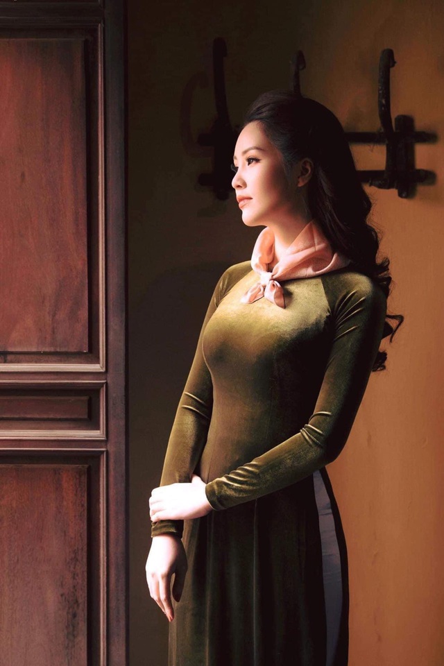Á hậu Thụy Vân khoe trọn vóc dáng gợi cảm mà nữ tính trong tà áo dài của NTK Vũ Thu Trang - Ảnh 10.