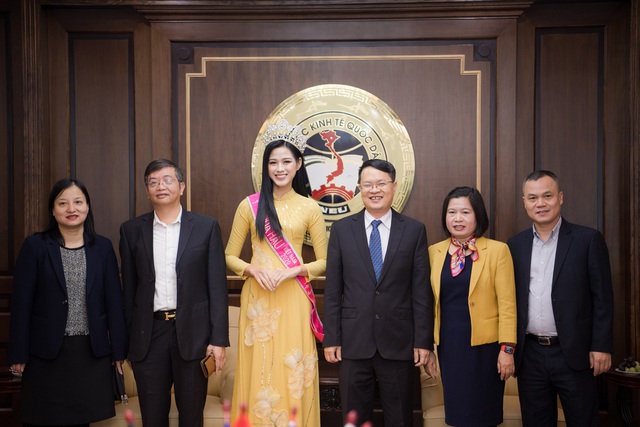 Hình ảnh gây tranh cãi của Hoa hậu Đỗ Thị Hà khi trở về trường - Ảnh 5.