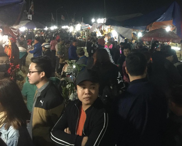 Hàng vạn người đổ về chợ Viềng, Nam Định tăng cường lực lượng chống dịch nCoV - Ảnh 6.