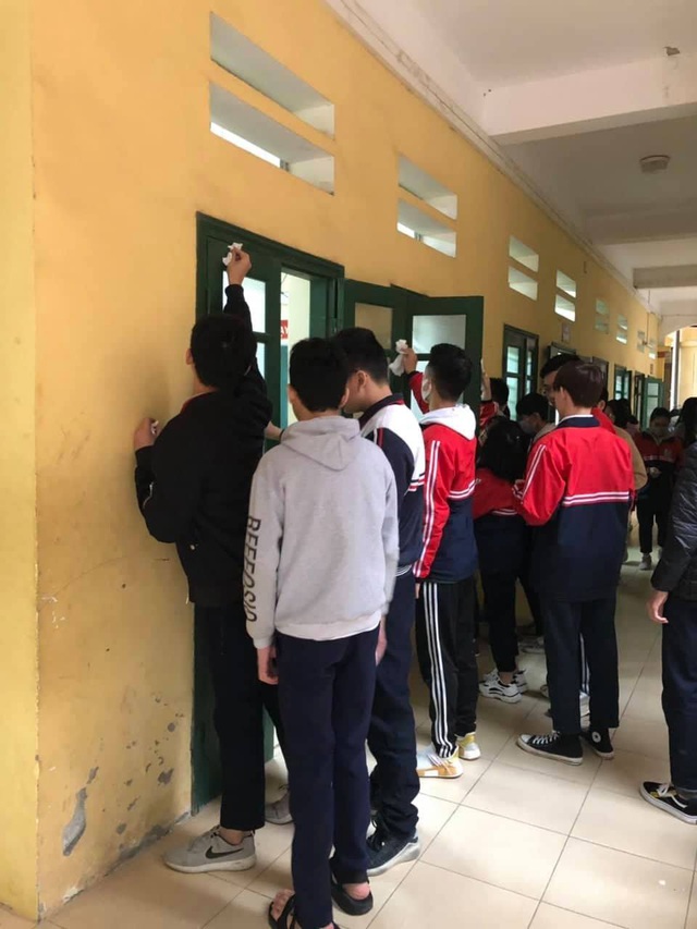 Nhiều trường ở Hà Nội chủ động phun khử khuẩn đảm bảo an toàn cho học sinh - Ảnh 3.