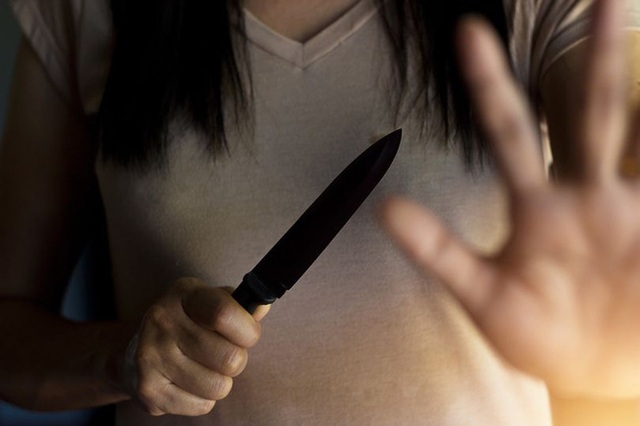 Đang ở nhà một mình thì bị gã hàng xóm đột nhập vào nhà cưỡng hiếp, người phụ nữ cầm dao làm bếp cắt luôn của quý của người đàn ông - Ảnh 1.