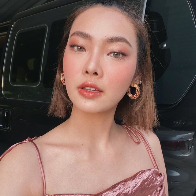 Mặc quần áo bình dân nhưng khéo diện 6 kiểu trang sức hot hit nhất năm 2020, các nàng nhất định sẽ sang chảnh - Ảnh 2. Mặc quần áo bình dân nhưng khéo diện 6 kiểu trang sức hot hit nhất năm 2020, các nàng nhất định sẽ sang chảnh - Ảnh 2.
