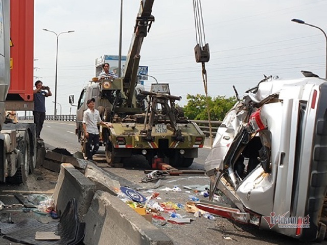 Xe container tông ô tô lật ngửa trên cầu vượt ở Sài Gòn - Ảnh 3.