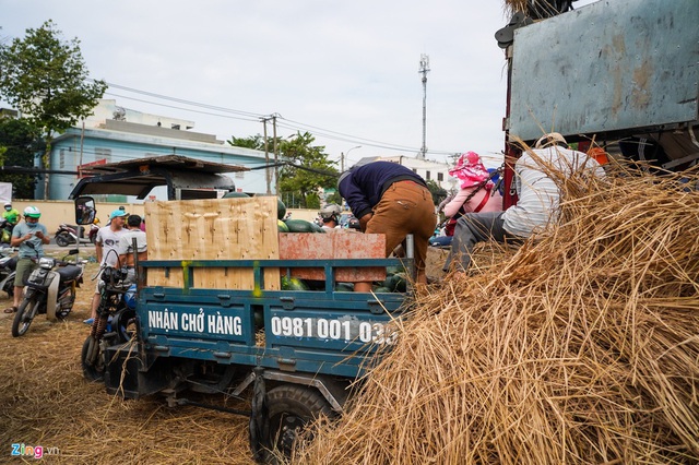 Xếp hàng mua dưa hấu, thanh long hỗ trợ nông dân ở TP.HCM - Ảnh 4.