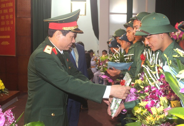 Hình ảnh xúc động tiễn tân binh lên đường nhập ngũ ở Hải Dương - Ảnh 14.