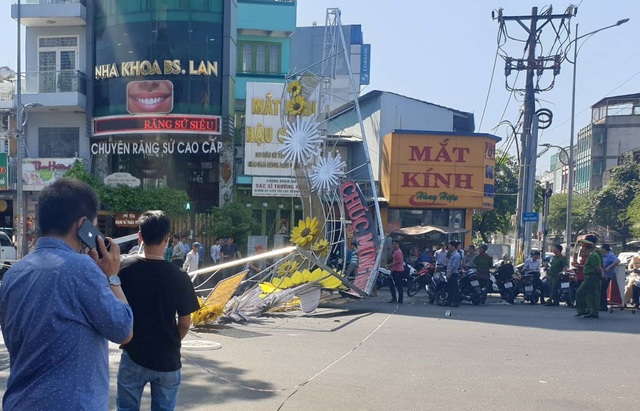 Cổng chào trang trí tết đổ sập đè 2 người ở Sài Gòn - Ảnh 3.