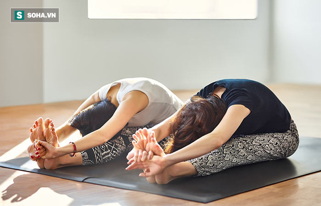  9 tư thế yoga tăng cơ hội thụ thai cho bạn - Ảnh 2.