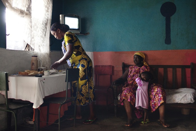 Lo sợ tội phạm tình dục, các bà mẹ Cameroon ủi phẳng ngực con gái - Ảnh 1.