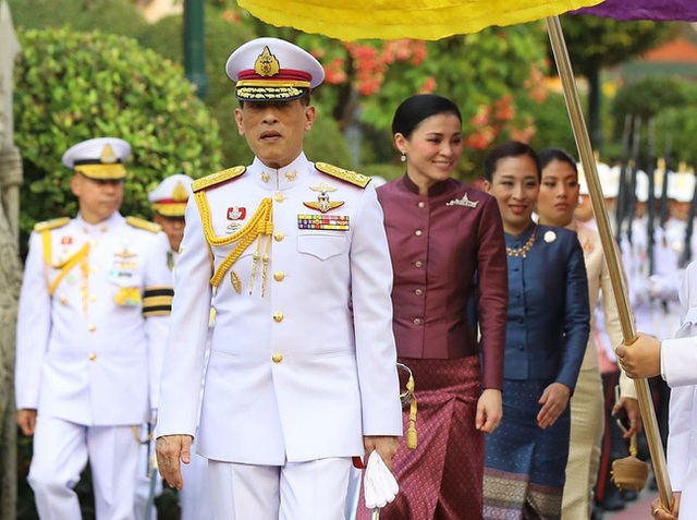 Hình ảnh Hoàng hậu Thái Lan mặc đẹp lấn át 2 con riêng của chồng khiến nhiều người chú ý - Ảnh 1.
