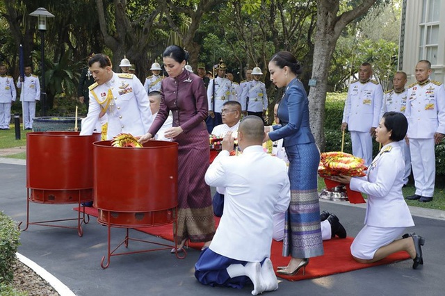 Hình ảnh Hoàng hậu Thái Lan mặc đẹp lấn át 2 con riêng của chồng khiến nhiều người chú ý - Ảnh 4.