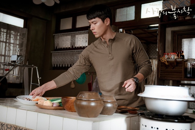 Tủ đồ hiệu của anh quân nhân Hyun Bin trong phim Hạ cánh nơi anh - Ảnh 1.