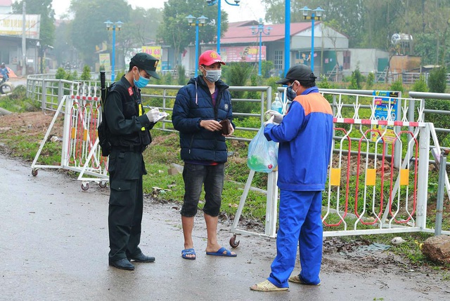 Muốn ra vào xã Sơn Lôi đang được phong tỏa, người dân phải chấp hành những gì? - Ảnh 8.