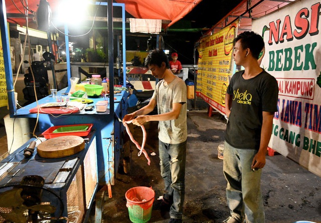 Thịt dơi, rắn khổng lồ bán la liệt trong chợ nổi tiếng Indonesia - Ảnh 8.
