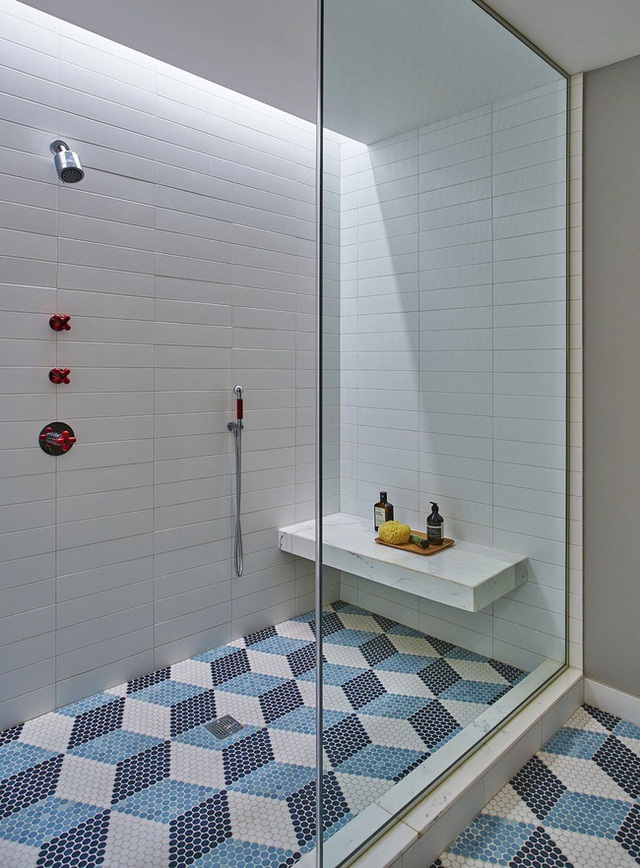Phòng tắm gia đình sinh động thêm mấy phần nhờ lựa chọn loại gạch ốp này - Ảnh 9.