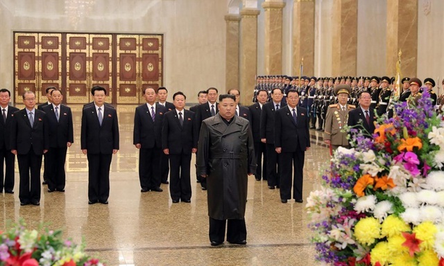Chủ tịch Kim Jong-un viếng Cung điện Mặt trời - Ảnh 1.