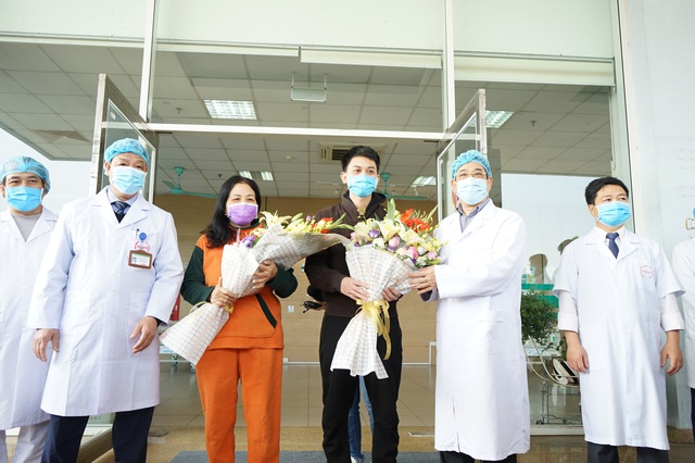 TIN VUI: Bác sĩ Việt tiếp tục lập công, thêm 2 bệnh nhân COVID-19 khỏi bệnh - Ảnh 3.