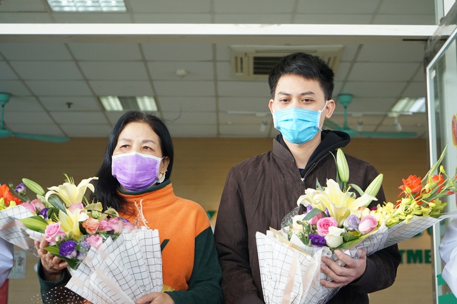 TIN VUI: Bác sĩ Việt tiếp tục lập công, thêm 2 bệnh nhân COVID-19 khỏi bệnh - Ảnh 5.