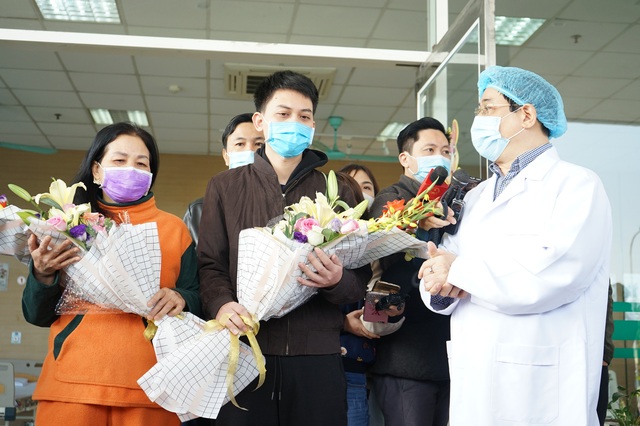 TIN VUI: Bác sĩ Việt tiếp tục lập công, thêm 2 bệnh nhân COVID-19 khỏi bệnh - Ảnh 4.