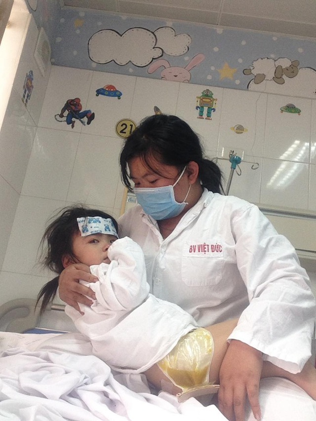 Các nhà hảo tâm gấp rút đón bé gái 3 tuổi không có hậu môn về Hà Nội tiếp tục điều trị - Ảnh 2.