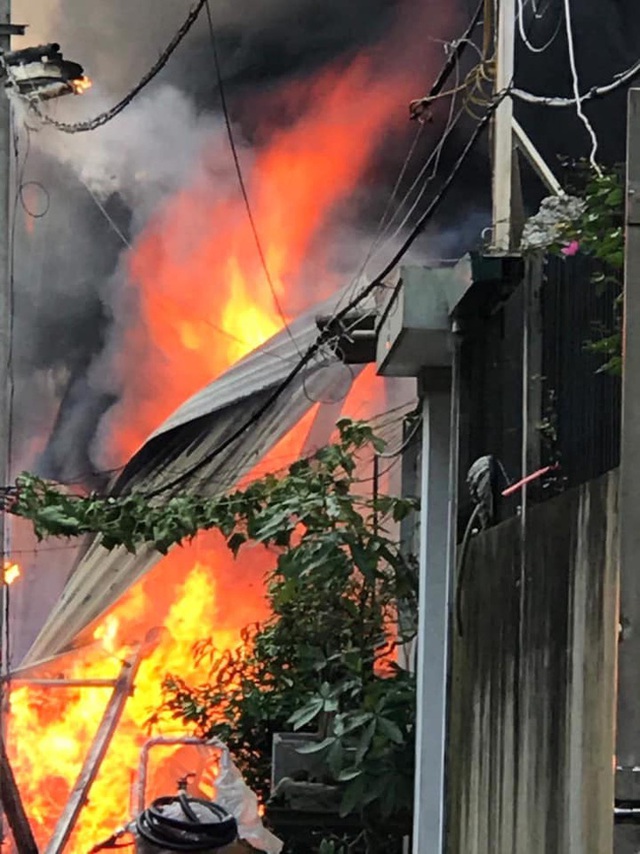 Hà Nội: Cháy kinh hoàng tại nhà dân, hàng xóm hốt hoảng bỏ chạy - Ảnh 1.