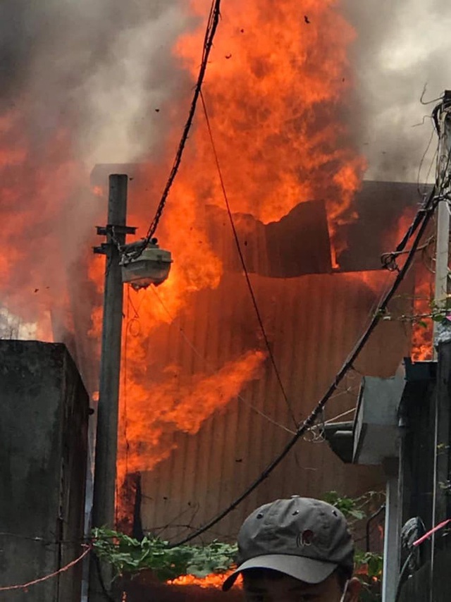 Hà Nội: Cháy kinh hoàng tại nhà dân, hàng xóm hốt hoảng bỏ chạy - Ảnh 2.