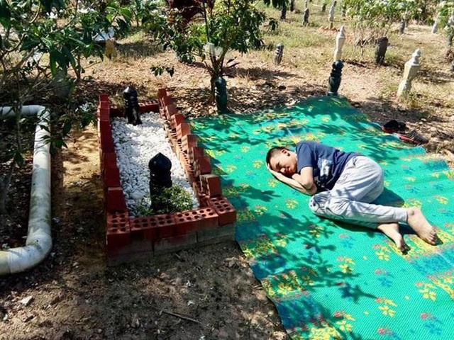 Cậu bé tuần nào cũng đến nằm cạnh mộ cha thủ thỉ tâm sự, sự thật phía sau khiến cư dân mạng không cầm được nước mắt - Ảnh 2. Cậu bé tuần nào cũng đến nằm cạnh mộ cha thủ thỉ tâm sự, sự thật phía sau khiến cư dân mạng không cầm được nước mắt - Ảnh 2.