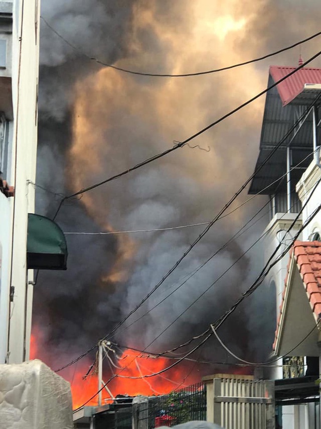 Hà Nội: Cháy kinh hoàng tại nhà dân, hàng xóm hốt hoảng bỏ chạy - Ảnh 3.