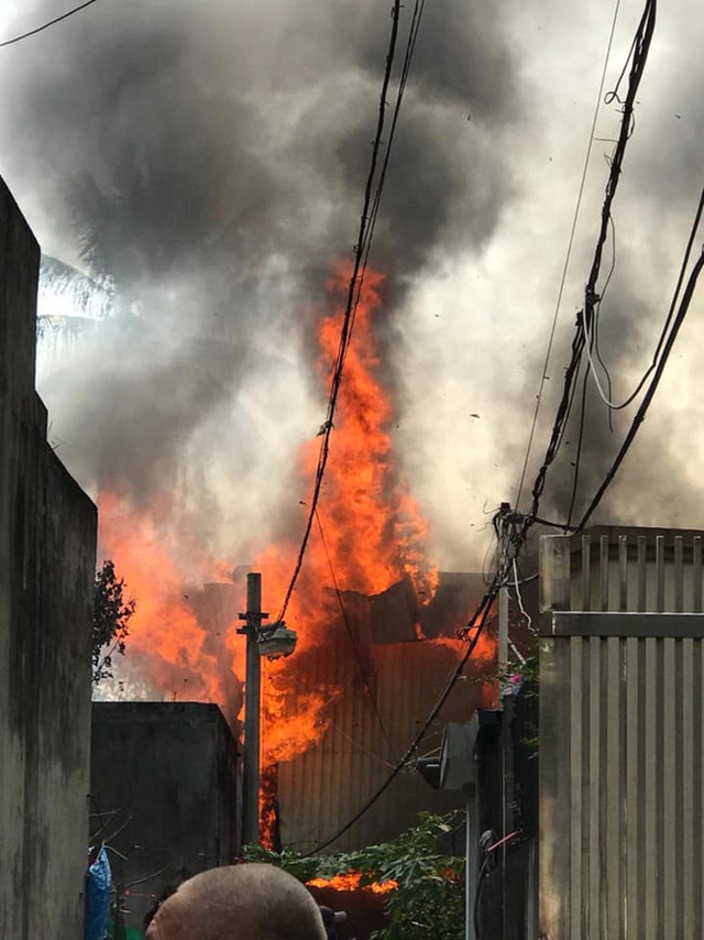 Hà Nội: Cháy kinh hoàng tại nhà dân, hàng xóm hốt hoảng bỏ chạy - Ảnh 4.