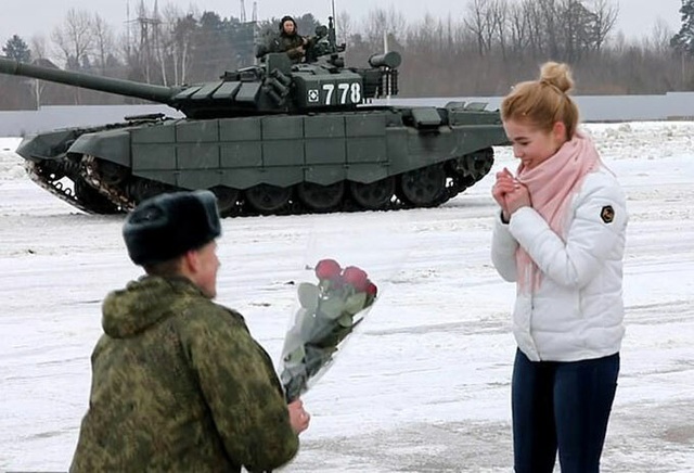 Quân nhân Nga xếp xe tăng hình tim để cầu hôn - Ảnh 1.