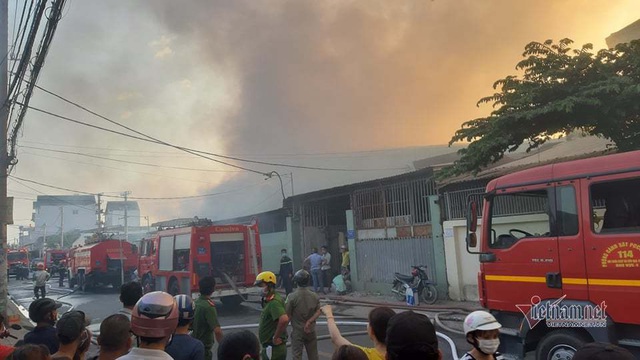 Cháy lớn nhà xưởng, khói đen kín đặc ngoại ô Sài Gòn - Ảnh 2.