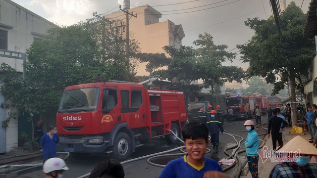 Cháy lớn nhà xưởng, khói đen kín đặc ngoại ô Sài Gòn - Ảnh 3.