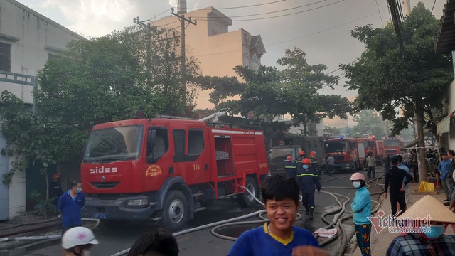 Cháy lớn nhà xưởng, khói đen kín đặc ngoại ô Sài Gòn - Ảnh 3.