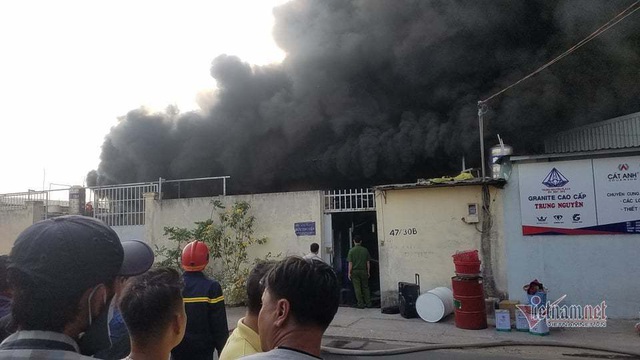 Cháy lớn nhà xưởng, khói đen kín đặc ngoại ô Sài Gòn - Ảnh 4.