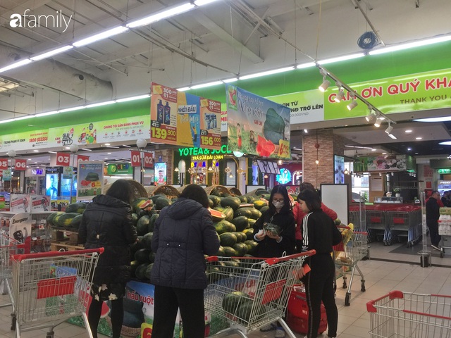 Giá hoa quả trong siêu thị giảm 1/3 so với thời điểm trước Tết, dưa hấu còn 6.700 đồng/kg - Ảnh 1.