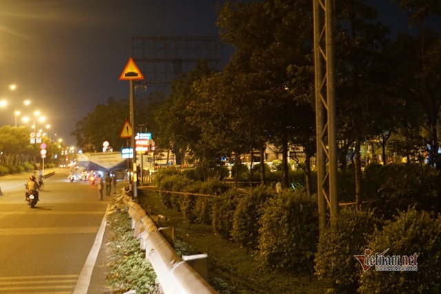 Phát hiện thi thể cháy đen dưới cầu vượt ở Sài Gòn - Ảnh 1.