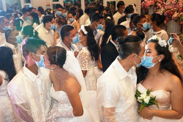 Hàng trăm cặp đôi đeo khẩu trang cưới tập thể ở Philippines - Ảnh 1.