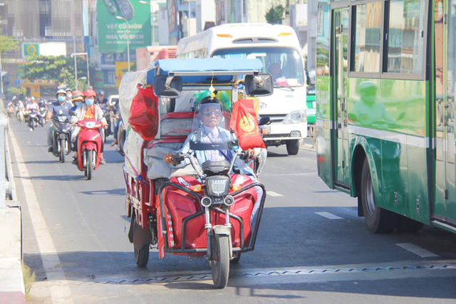 Cụ ông Sài Gòn mỗi ngày chạy xe 50km bán quần áo giá... 0 đồng - Ảnh 5.