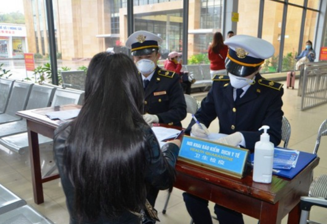 Bắt buộc khai báo y tế với khách từ Hàn Quốc nhập cảnh vào Việt Nam - Ảnh 2.