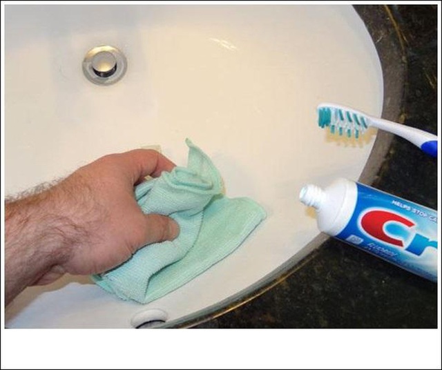 Vứt nước tẩy rửa độc hại đi, các loại bồn rửa trong nhà tắm sẽ trắng sáng, sạch mùi hôi chỉ với 1 ít kem đánh răng - Ảnh 2.