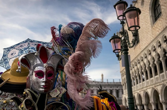 Những kiểu hóa trang bắt mắt trong lễ hội nổi tiếng ở Italia - Ảnh 9.
