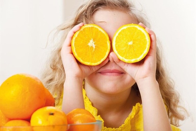 Gặp họa vì lạm dụng vitamin C cho sức khỏe và làm đẹp - Ảnh 2.