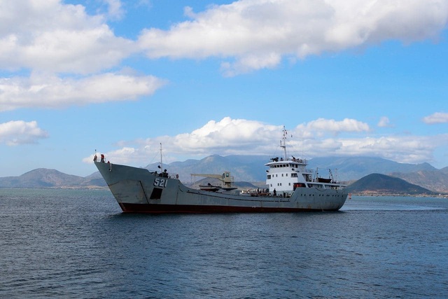 Tàu Hải quân đưa 33 ngư dân gặp nạn ở Trường Sa vào bờ an toàn - Ảnh 3.