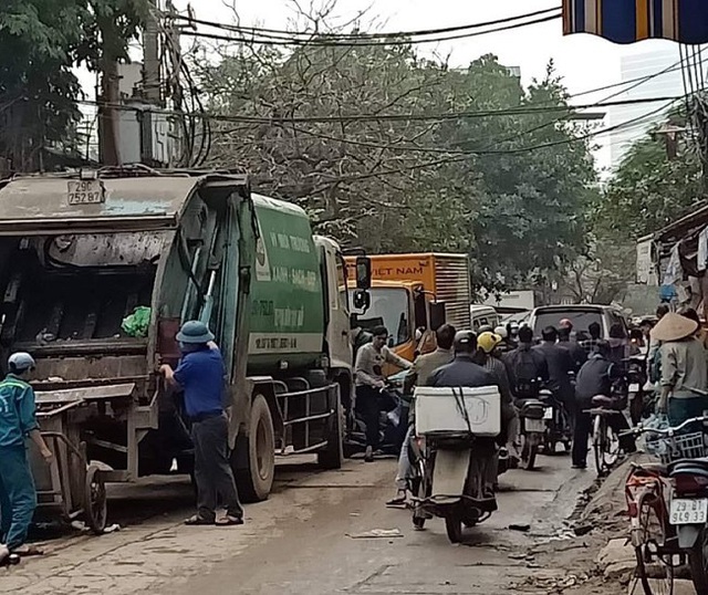 Bãi tập kết rác khổng lồ giữa phố An Dương (Tây Hồ-Hà Nội): Dân nóng ruột lo dịch bệnh, chính quyền không có phương án giải quyết - Ảnh 2.