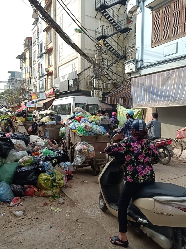 Bãi tập kết rác khổng lồ giữa phố An Dương (Tây Hồ-Hà Nội): Dân nóng ruột lo dịch bệnh, chính quyền không có phương án giải quyết - Ảnh 4.